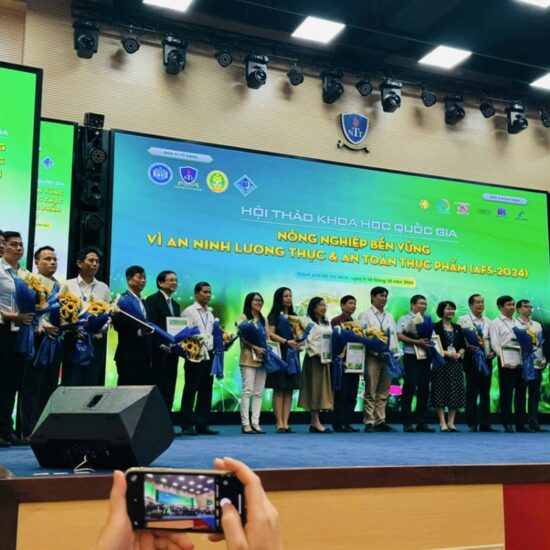 Khang Kiên Nhận Kỷ Niệm Chương Tại Hội Thảo