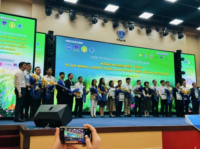 Khang Kiên Nhận Kỷ Niệm Chương Tại Hội Thảo